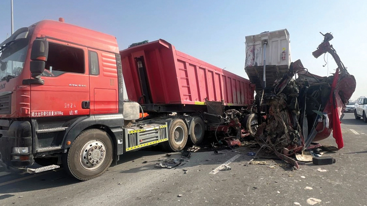 تصادم شاحنتين يؤدي لإصابة شخص قرب القرية العالمية